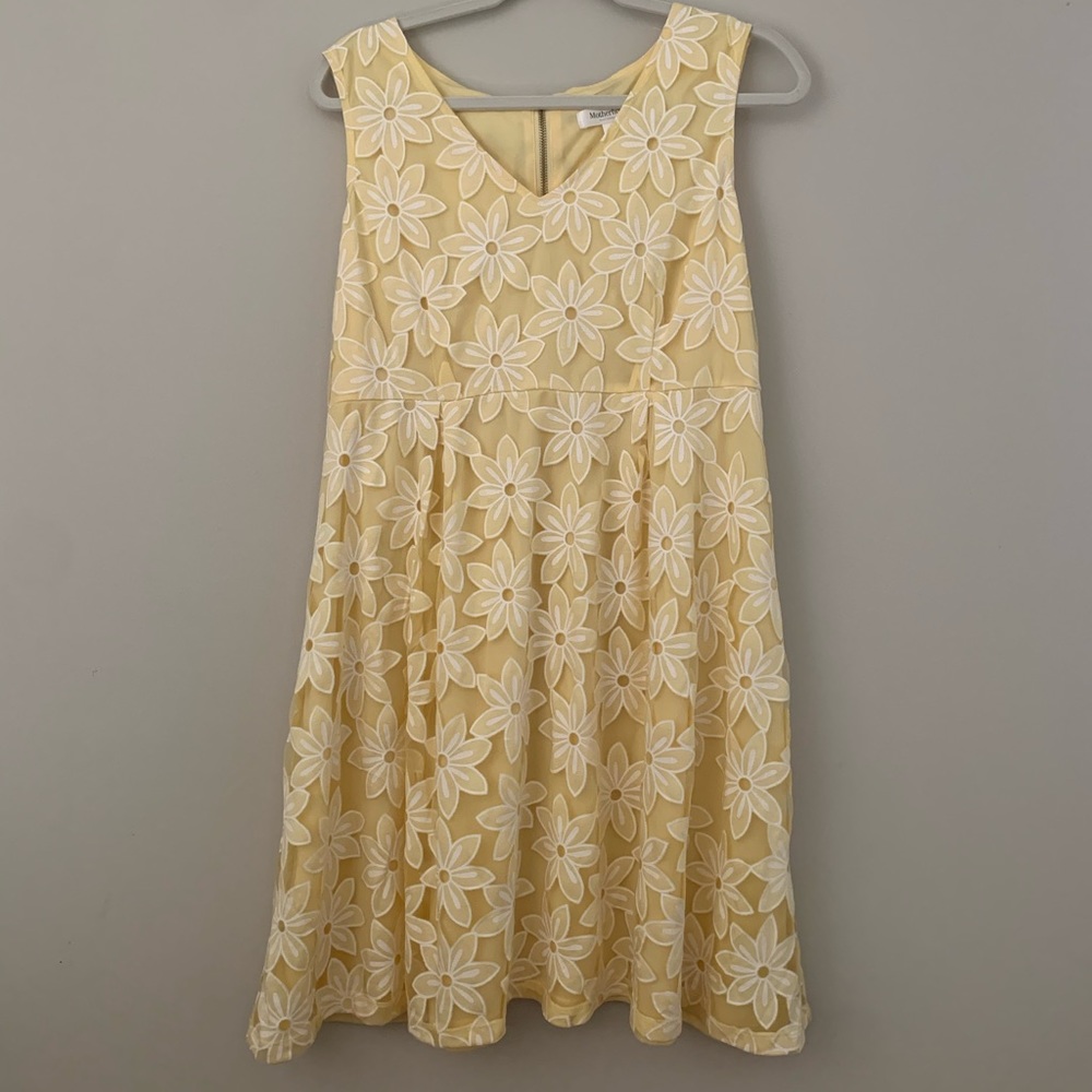 White and yellow daisy print maternity dress large